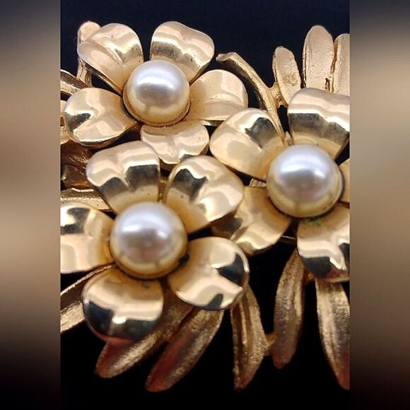 Gold Floral Vintage Flower's With Pearls - Picture 3 of 9